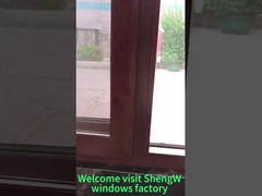 Schiebefenster in Holzfarbe