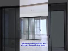 Dreifache Schiebetür mit Glas